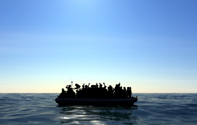 Photographie de migrants sur une embarcation en mer