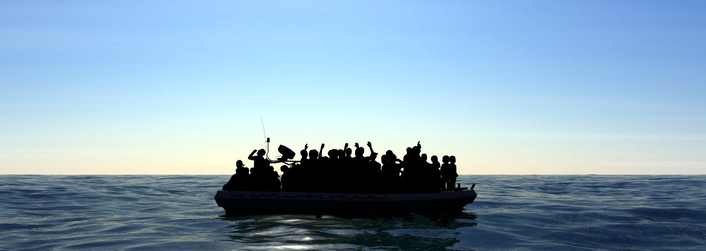 Photographie de migrants sur une embarcation en mer