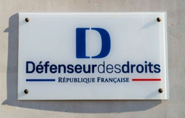 Plaque Défenseur des droits