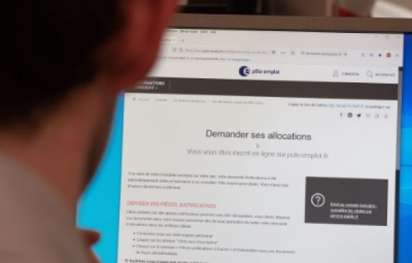 Photographie d'une personne demandant ses allocations chômage