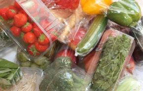 Photographie de fruits et légumes sous emballages plastiques