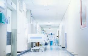 Photographie du couloir d'un hôpital