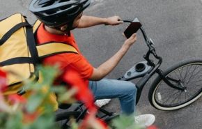 Photographie d'un livreur à vélo