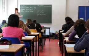 Photographie d'élèves dans une salle de classe