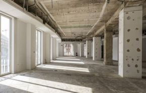 Photographie d'un bâtiment en travaux