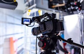 Photographie d'une caméra d'un plateau télévision