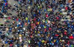 Photographie de manifestants prise par un drone