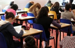 Photographie d'élèves dans une salle de classe