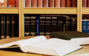 livre devant une bibliothèque