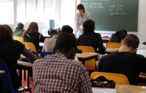 Photographie d'élèves dans une salle de classe