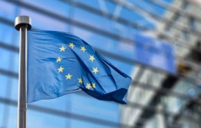 Drapeau européen flottant devant le bâtiment de la Commission européenne