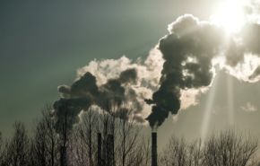 photographie d'un paysage avec des cheminées fumantes