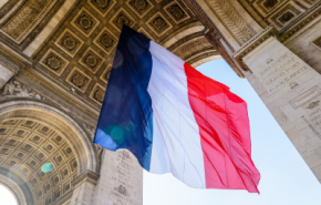Photographie du drapeau français sous l'Arc de triomphe