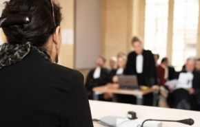 Photographie d'une audience dans un tribunal administratif